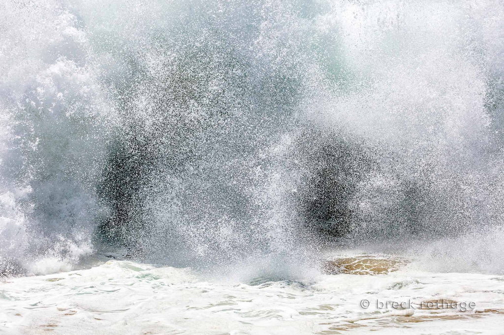  The power focuses the eye in any room, especially at sizes of 5 ft. or more, as the HD droplets leap into the air from the force of the wave in pure Cylinders at The Wedge, shore break style.